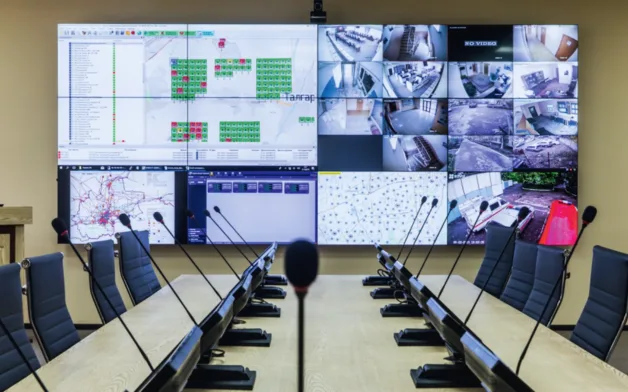 Cost-efficient control room architecture with hardware-agnostic video wall software